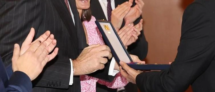 Il pittore spagnolo Pedro Cano ha ricevuto la Medaglia d'Oro al Merito delle Belle Arti a Fabriano, città che lo ha insignito della cittadinanza onoraria nel 2014. La cerimonia di premiazione, presieduta dai Re di Spagna, ha riconosciuto il suo impatto nella scena artistica contemporanea.