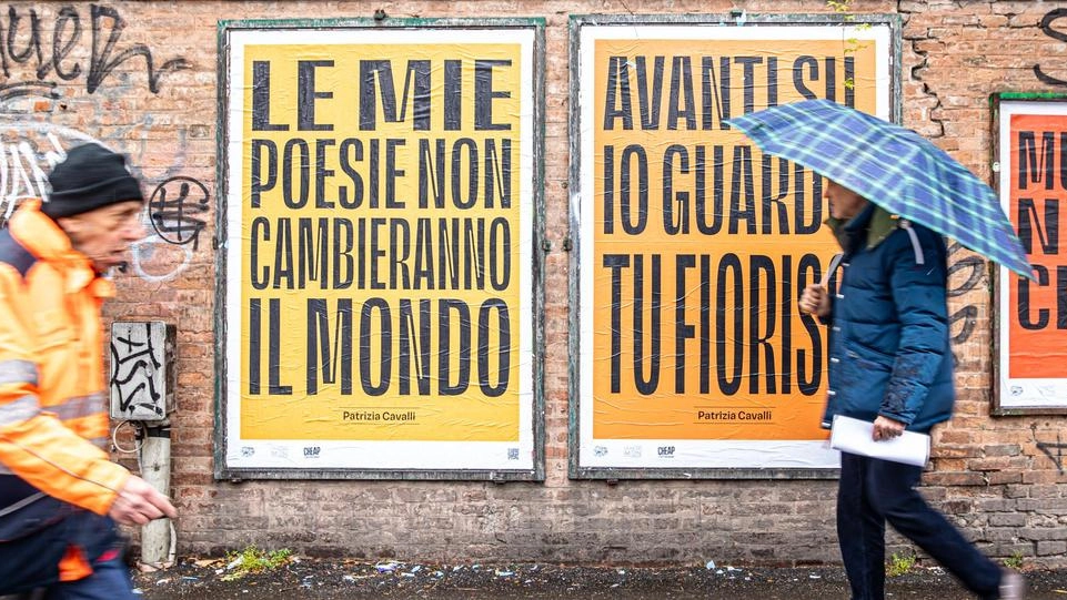 A Bologna, poster con versi di Patrizia Cavalli celebrano il legame tra poesia e musica nel tour di Chiara Civello. Un omaggio alla poetessa e alla sua essenza sensoriale e sensibile.