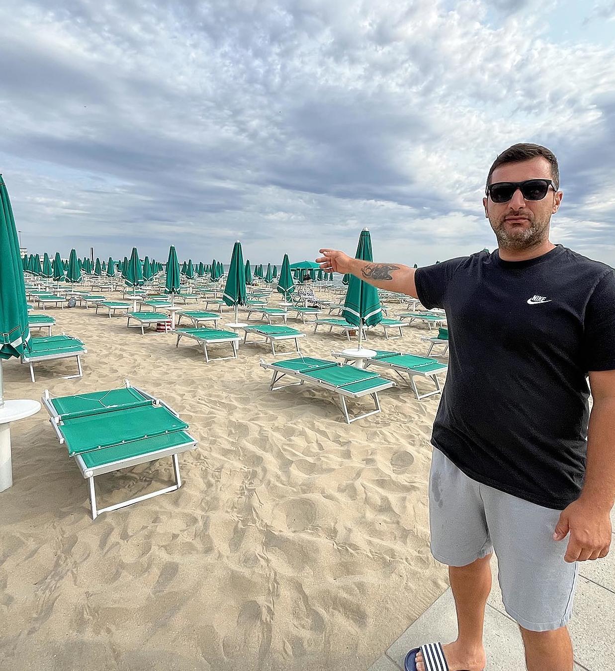 Spiaggia libera, ritrovo di ladruncoli. Ragazzini rubano borsa a bagnante Spiaggia libera, ritrovo di ladruncoli. Ragazzini rubano borsa a bagnante