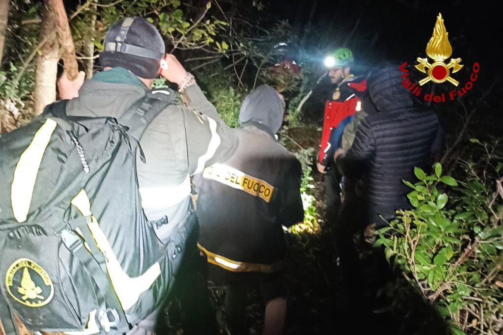 Si perdono nei boschi nel Pesarese, escursionisti di Riccione soccorsi nella notte: cosa è successo Si perdono nei boschi nel Pesarese, escursionisti di Riccione soccorsi nella notte: cosa è successo