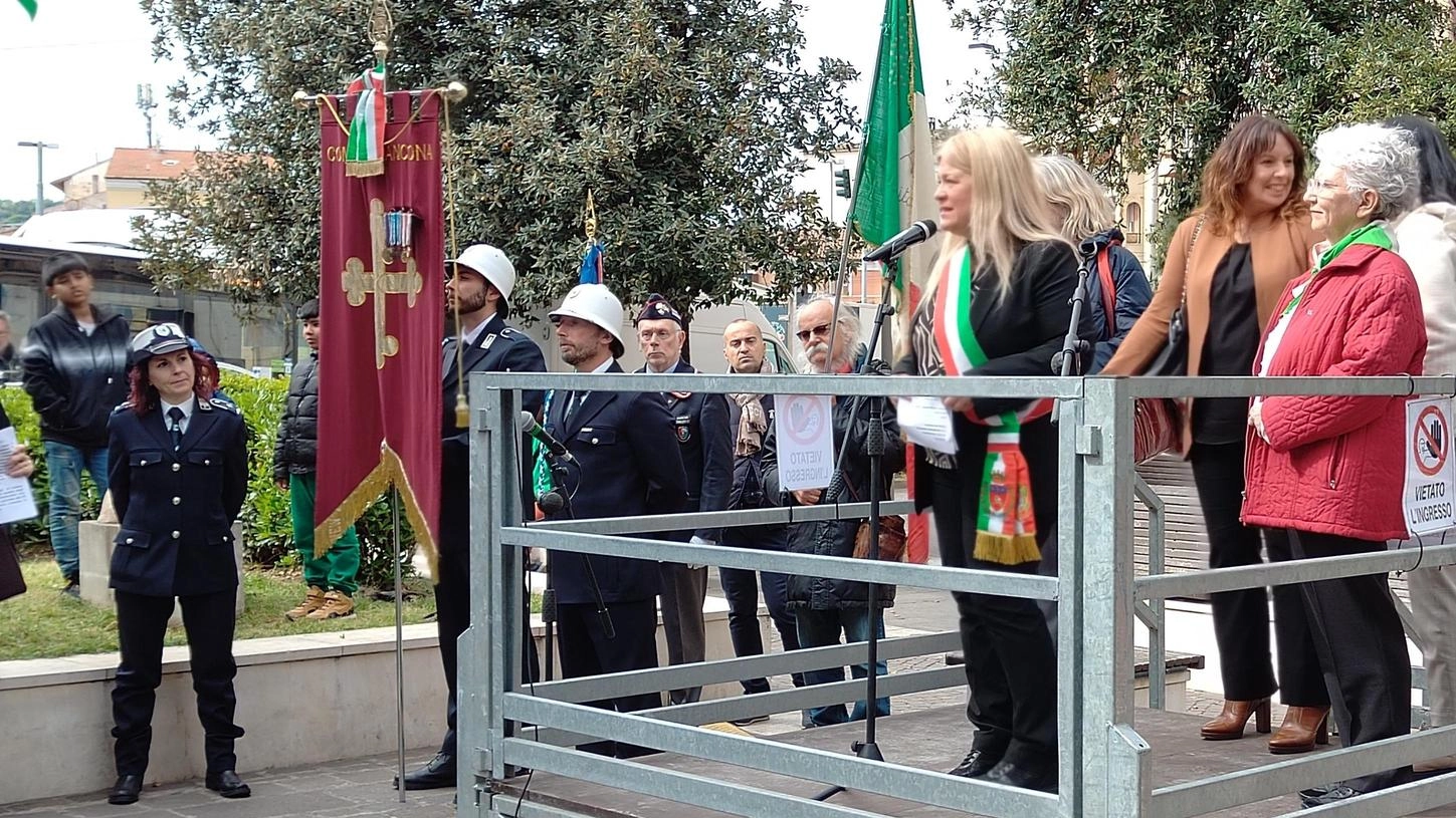 Commemorazione per le vittime della Resistenza in piazza Ugo Bassi, l’assessore accusata da uno del pubblico. Fa da paciere Tamara Ferretti (Anpi).