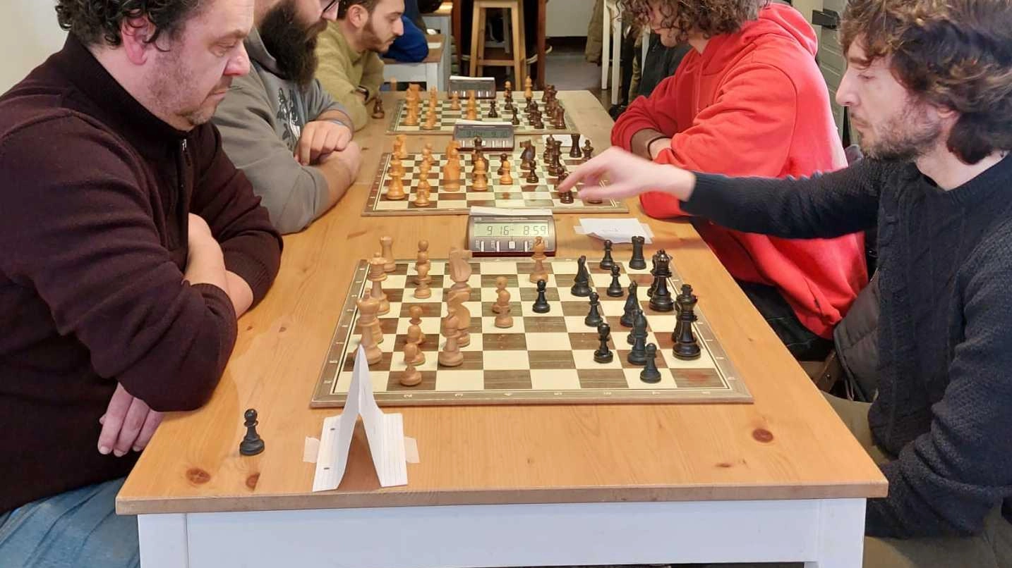 Un pomeriggio di sfide a scacchi: "In crescita il numero di appassionati"