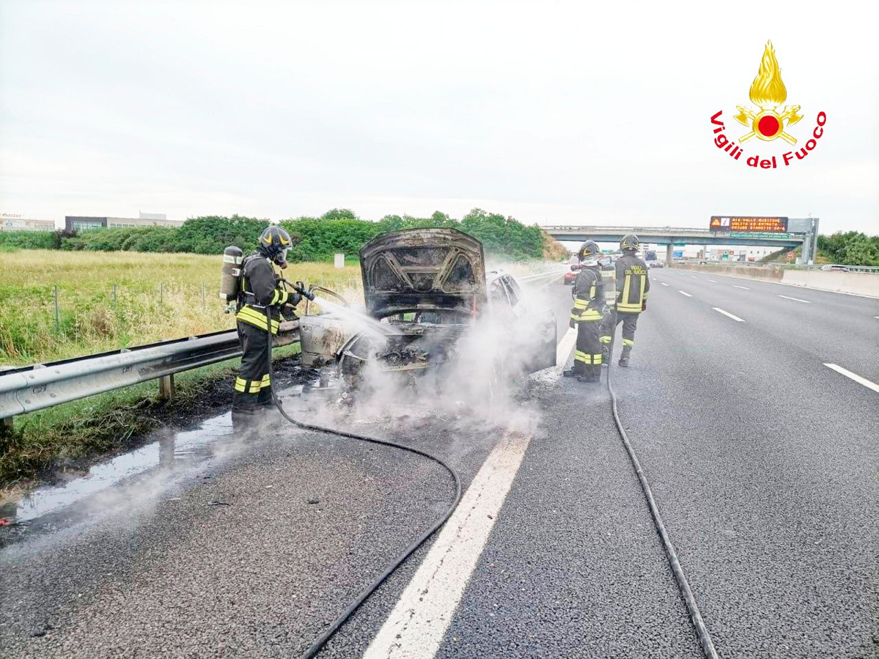 incendio in a14 fiamme e paura in corsia nord da Ilrestodelcarlino.it incendio in a14 fiamme e paura in corsia nord