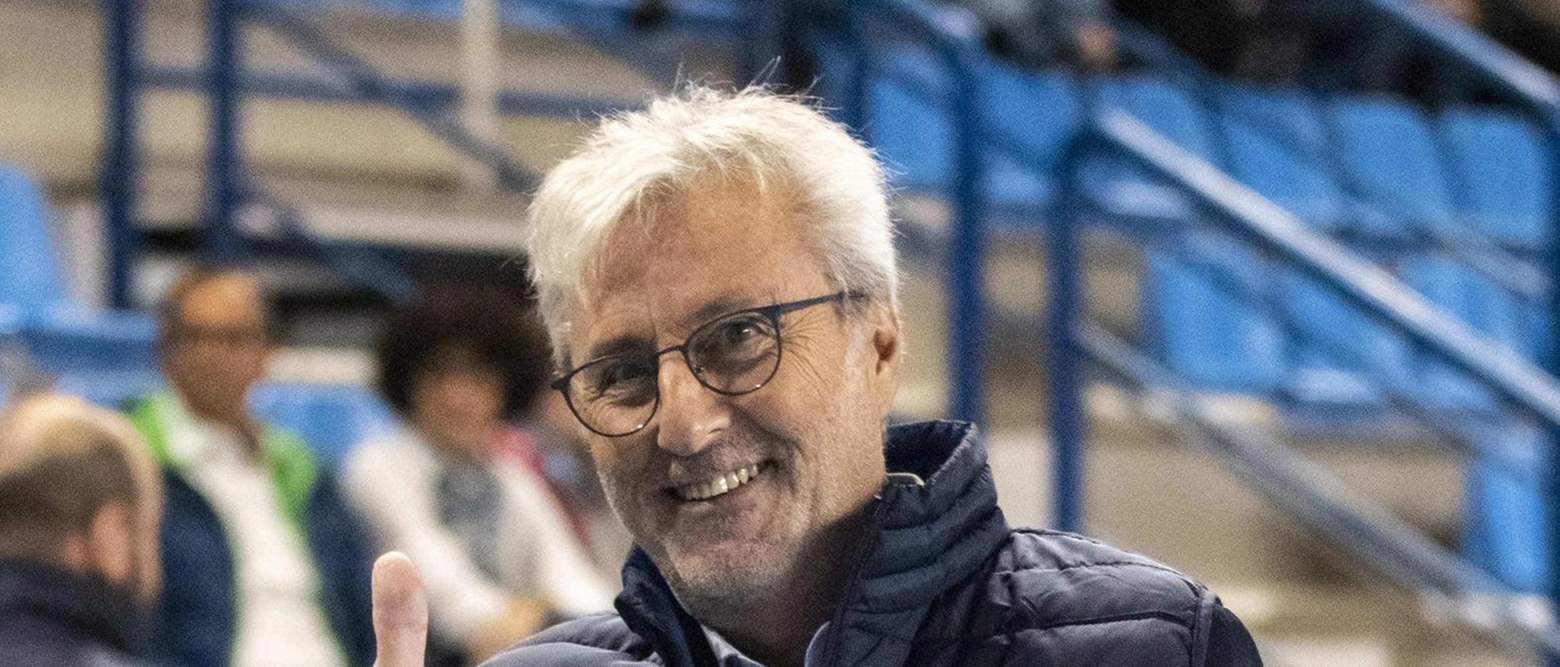 La Volley Banca Macerata conferma Maurizio Castellano come allenatore per la prossima stagione di A2. La squadra affronterà sfide più impegnative e chiede il sostegno della città di Macerata per affrontare i nuovi costi e regolamenti.
