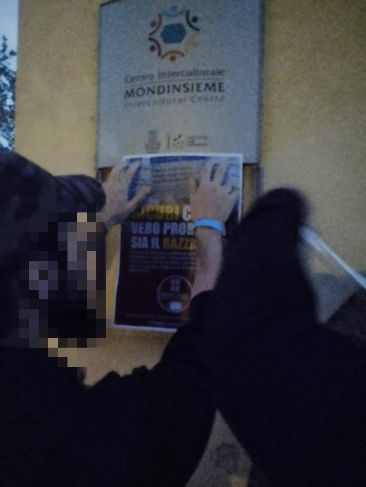 Blitz di CasaPound a Mondinsieme: volantini contro lo sportello antirazzista Blitz di CasaPound a Mondinsieme: volantini contro lo sportello antirazzista