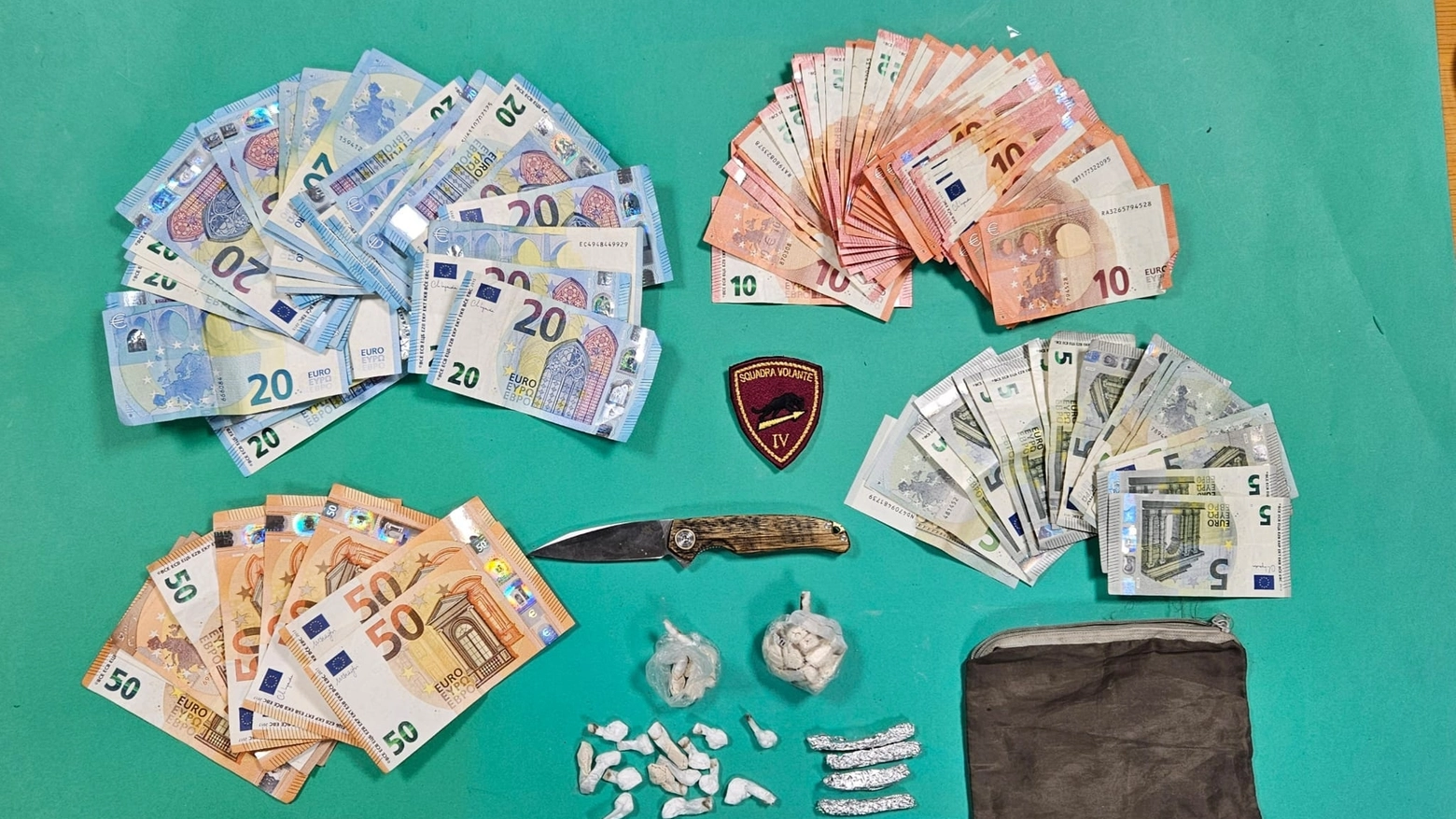 La droga, il denaro e il coltello sequestrati dalla polizia  