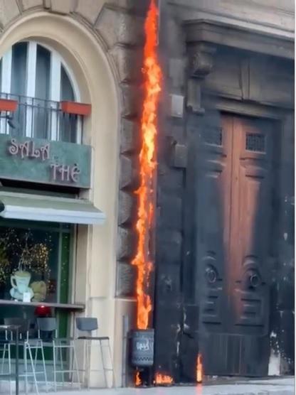 Portone in fiamme. E’ caccia a un uomo con le bottiglie in mano. Telecamere al setaccio Portone in fiamme. E’ caccia a un uomo con le bottiglie in mano. Telecamere al setaccio