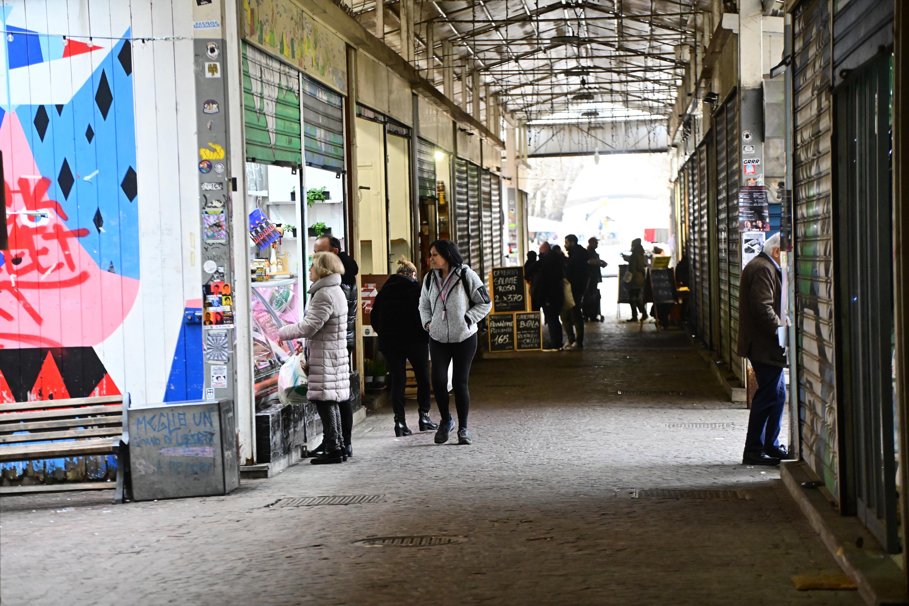 Sputi e bastonate a un commerciante per rubargli il portafoglio: due donne in manette Sputi e bastonate a un commerciante per rubargli il portafoglio: due donne in manette