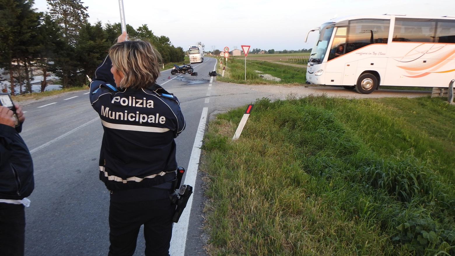 L’incidente nel tardo pomeriggio a Villa Pianta di Alfonsine: l’uomo è stato trasferito in elicottero al Trauma center del Bufalini di Cesena. Illesa la ragazza che guidava la vettura.