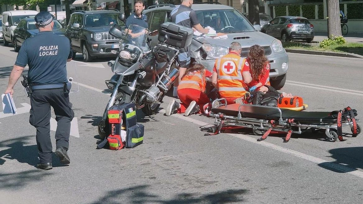 Auto contro moto in viale Cavour. Centauro ferito