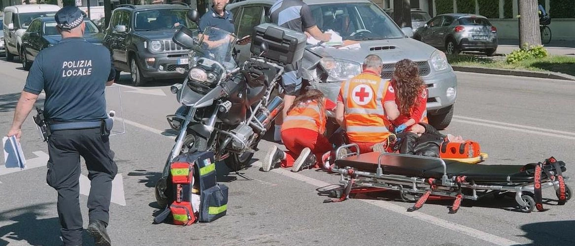 Motociclista ferito in incidente a Ferrara: scontro con auto su viale Cavour. Soccorsi immediati, condizioni non gravi. Polizia indaga sulle cause.