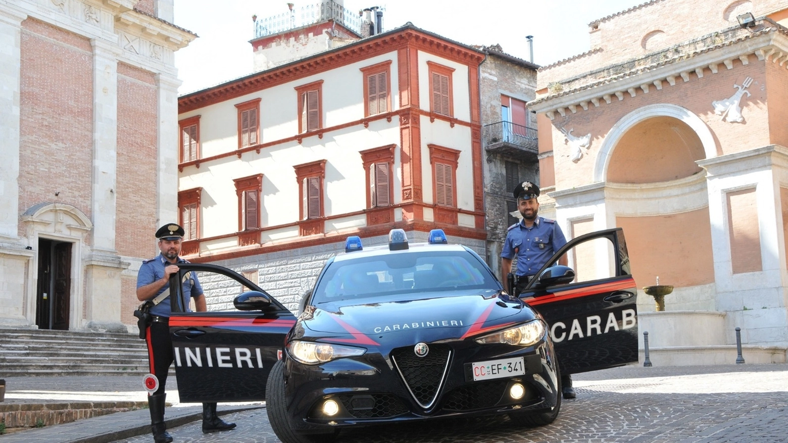 Tentato femminicidio a Sassoferrato, in provincia di Ancona. I carabinieri hanno bloccato la fuga dell'ex marito