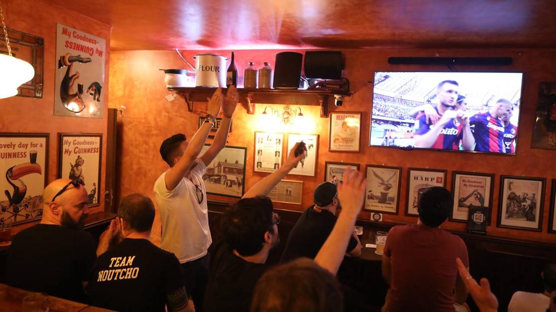 Il Bologna trionfa a Napoli e il pub si trasforma nel Dall’Ara: “La mia vita te la dedico”