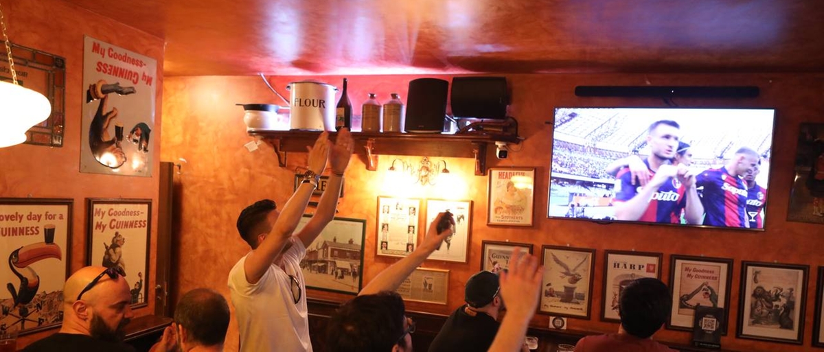 Il Bologna trionfa a Napoli e il pub si trasforma nel Dall’Ara: “La mia vita te la dedico”