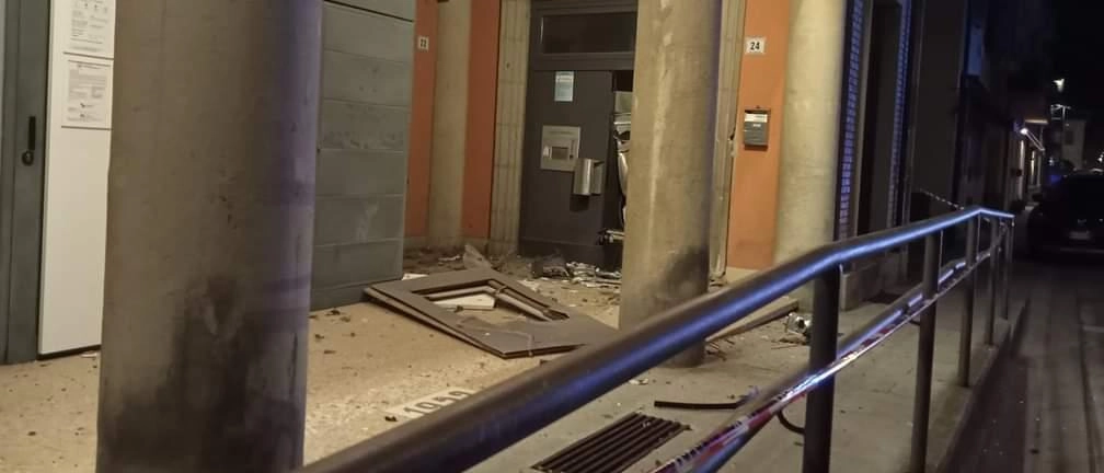 Assalto esplosivo allo sportello Unicredit di via Matteotti poco dopo le 2. Il sindaco Erriquez sul posto: "Nessun danno strutturale alle abitazioni".