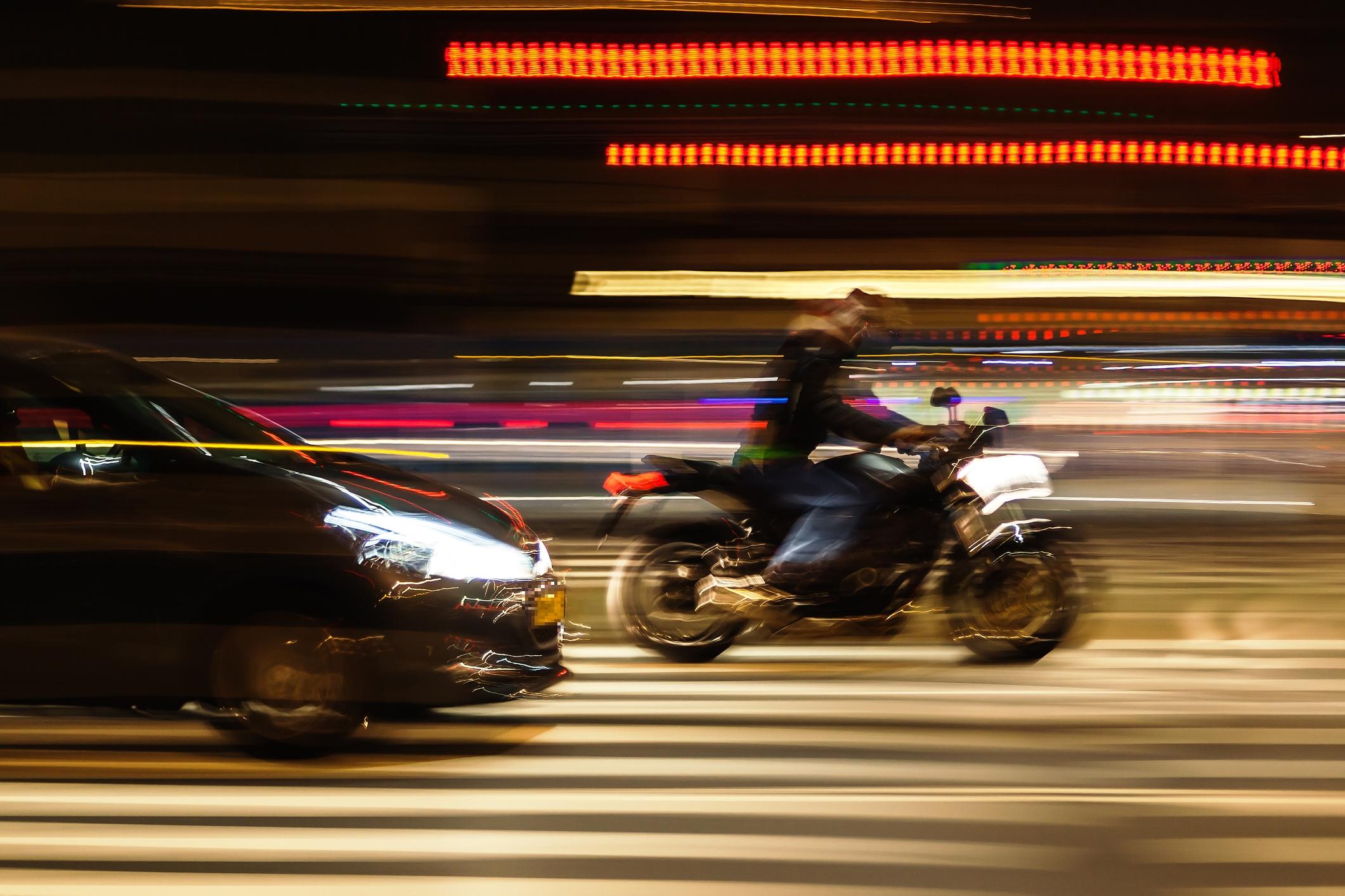 motociclista fugge a tutta velocità in centro a ferrara trovato multa da 1 900 euro