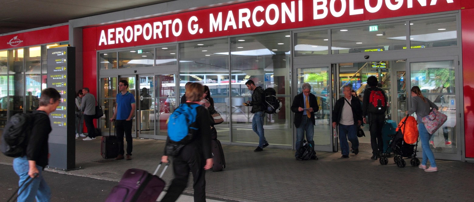 Denunciati due passeggeri al Marconi di Bologna: avevano occultato oltre 2mila prodotti tra cui anche cosmetici, ma l’introduzione senza autorizzazione dell’Aifa è vietata