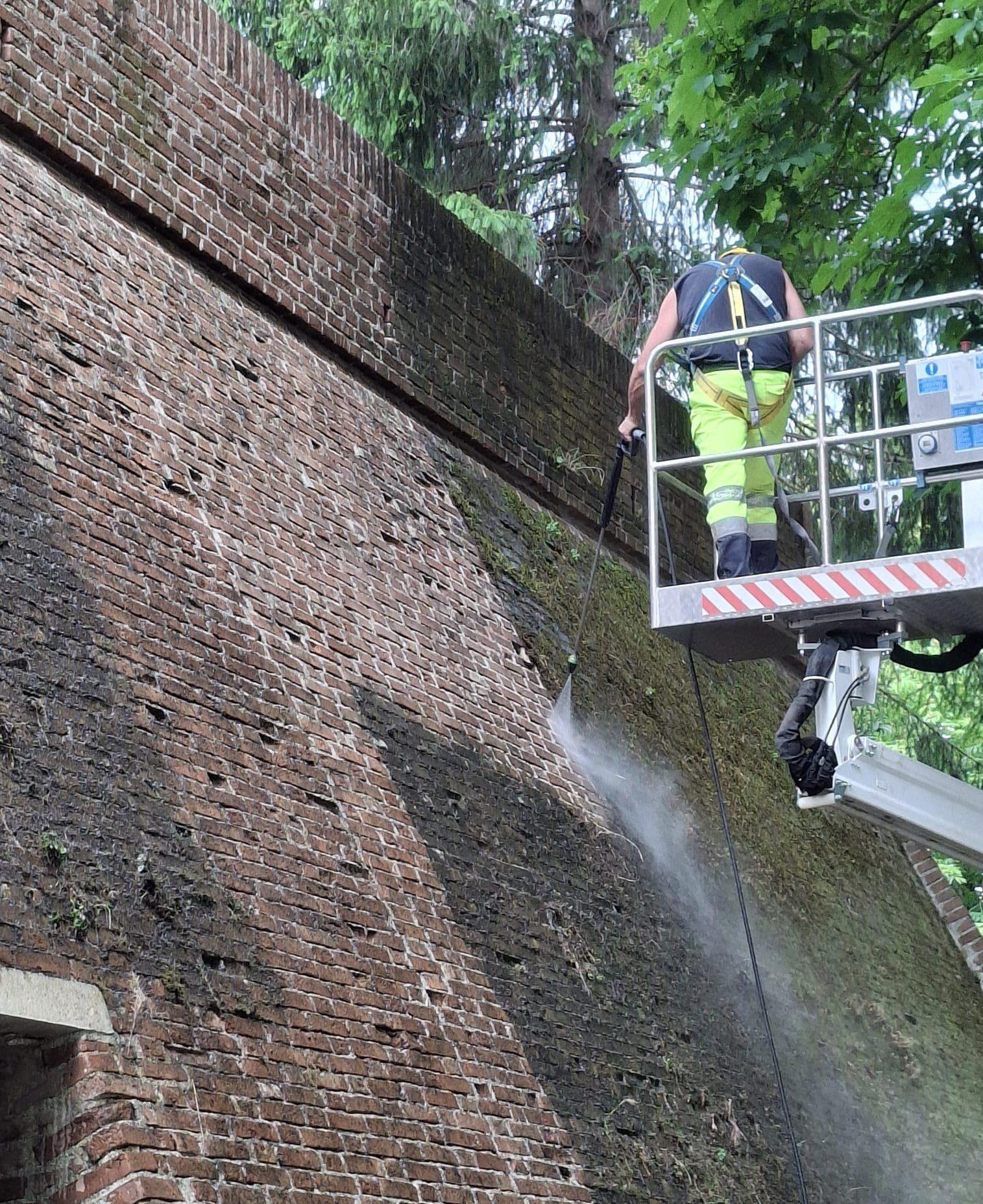 le storiche mura castellane tornano alla luce via alla ripulitura da Ilrestodelcarlino.it le storiche mura castellane tornano alla luce via alla ripulitura