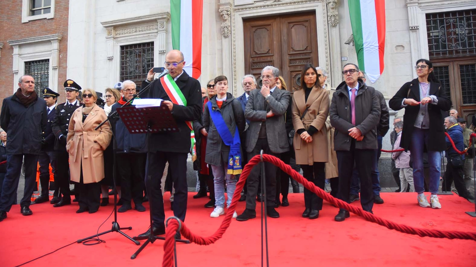 Il sindaco Luca Vecchi durante il discorso sul 25 aprile (foto Artioli)