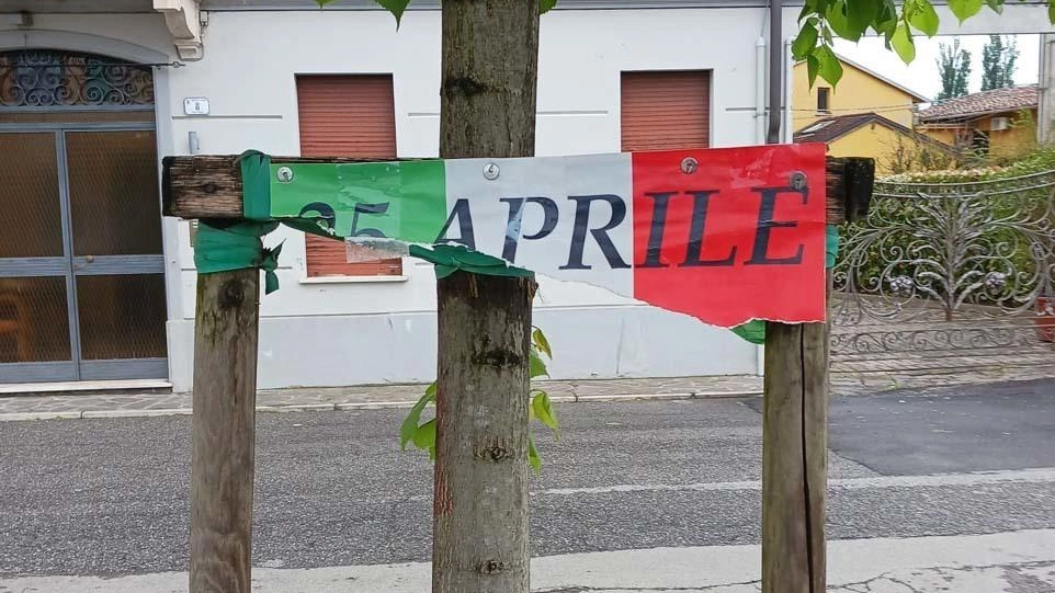 Una mano ignota ha fatto strage in paese e nelle frazioni delle locandine. Il sindaco Sottili ha invitato i cittadini a esporre la bandiera tricolore.