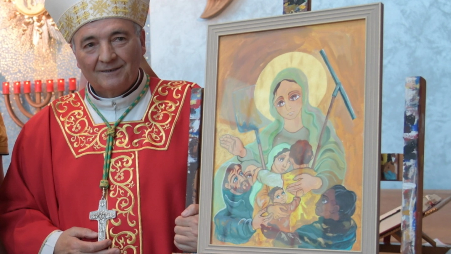 Il vescovo Livio Corazza con il quadro della 'Madonna del Fango’