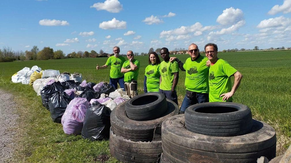 Il gruppo di volontari raccoglie circa 1.400 sacchi di immondizia all’anno "Non ci fermiamo davanti a niente, è il nostro contributo per l’ambiente".