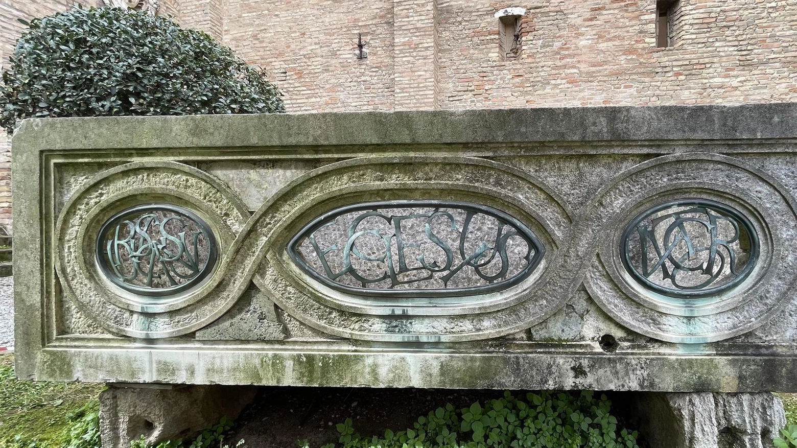 Restauro al sarcofago di Vittore. Fu vescovo nell’epoca d’oro