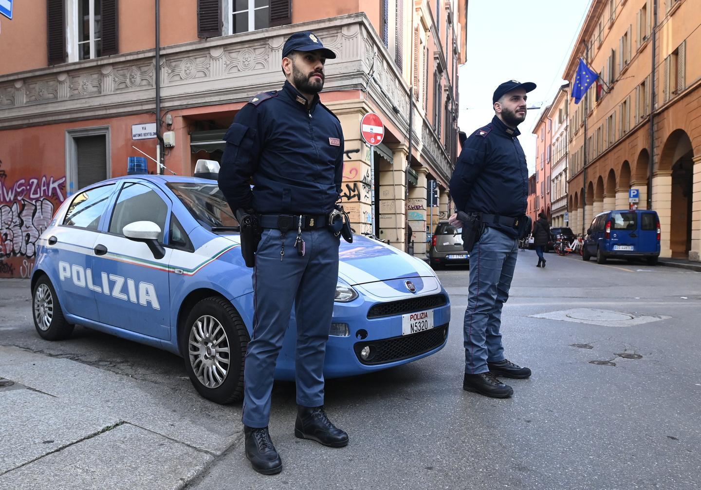 Spaccano finestrino da Ilrestodelcarlino.it Spaccano finestrino e rubano da auto in sosta il colpo in Bolognina