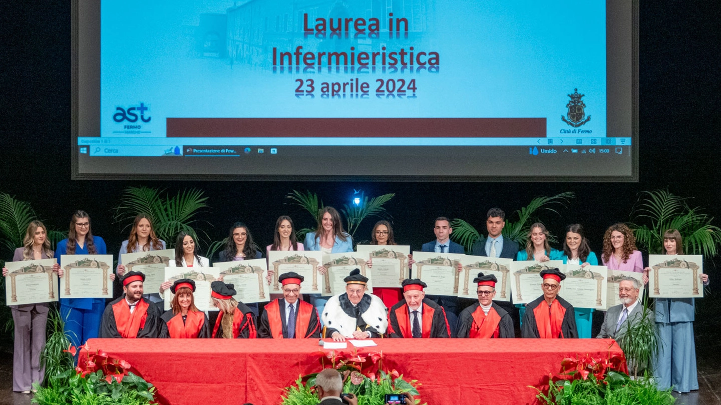 La consegne delle lauree a quattordici studenti e studentesse (foto Zeppilli)