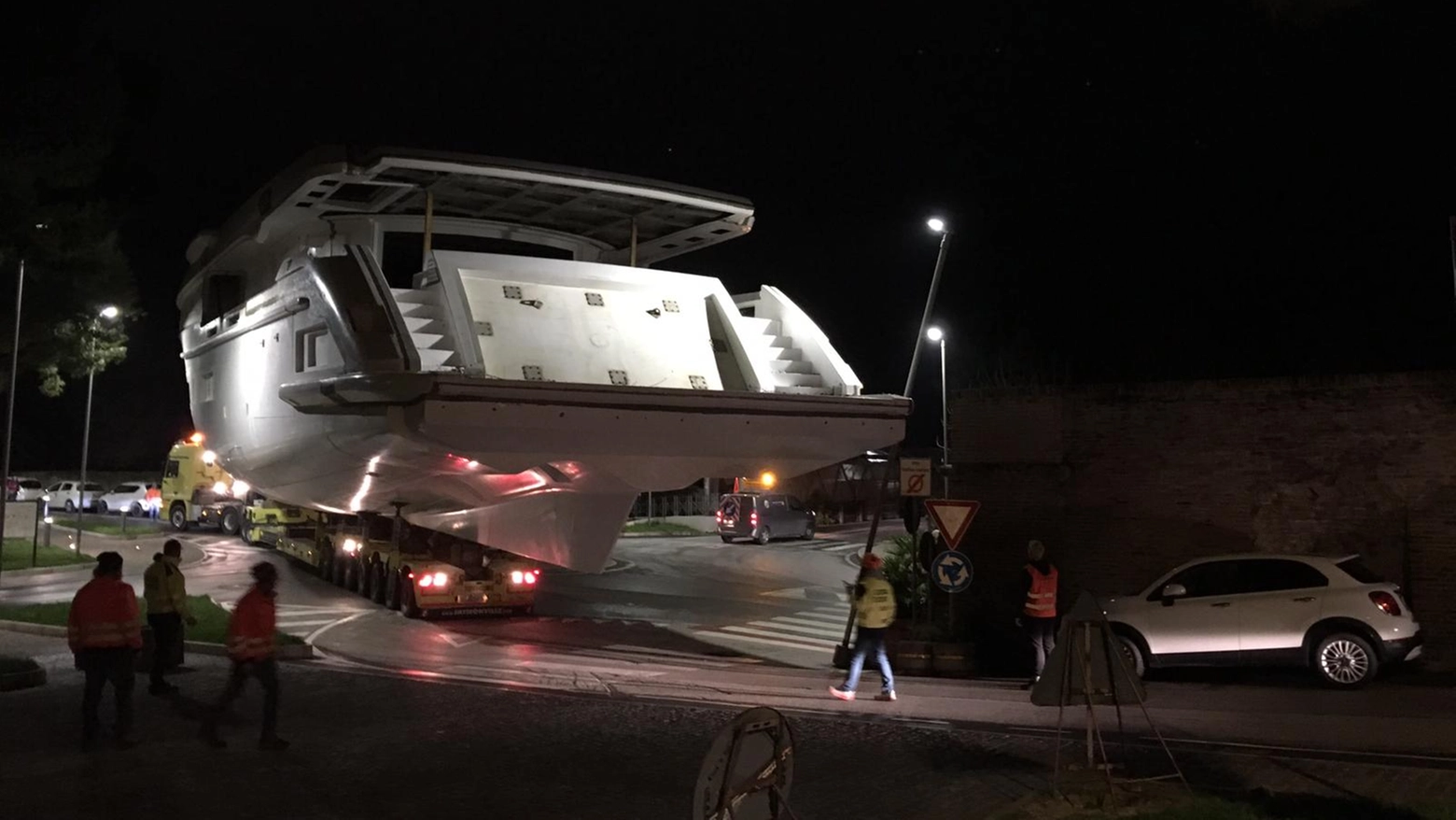 Il nuovo mega yacht della Benetti che ha attraversato Fano nella notte (Foto e video Luca Toni)