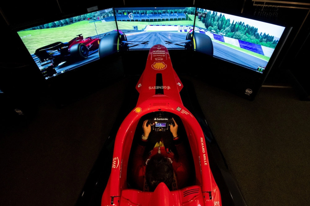 Esperienza di guida iperrealistica grazie al simulatore della Ferrari