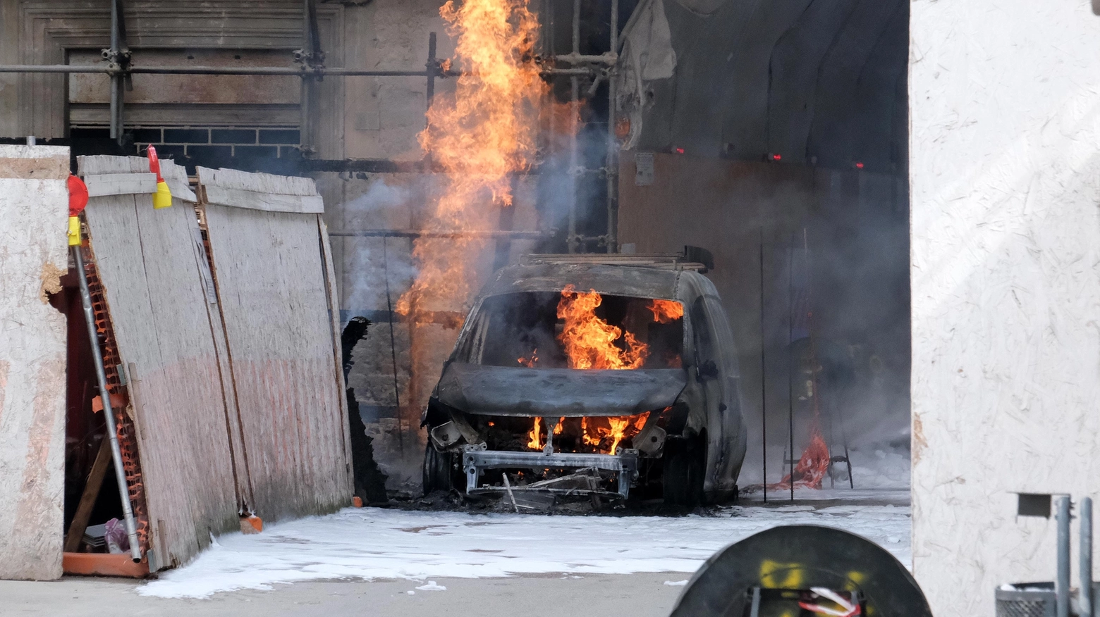 Attimi di paura in via delle Torri, fuoriuscita di metano da una condotta: un’auto distrutta dalle fiamme, danni ai cantieri edili