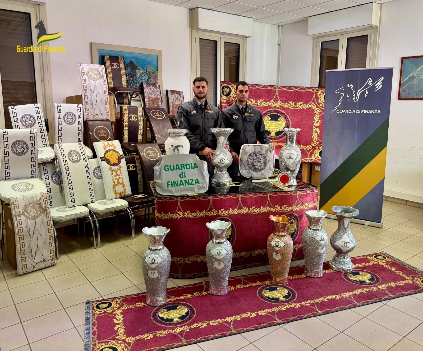 Falsi vasi da Ilrestodelcarlino.it Falsi vasi e tappeti firmati Chanel e Versace in vendita a Ravenna scatta il sequestro