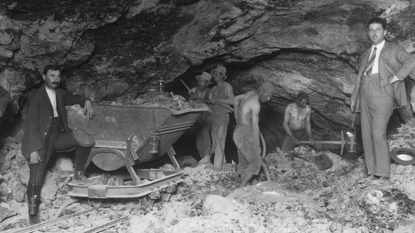 Un’immagine storica della miniera di Perticara con i minatori e il proprietario