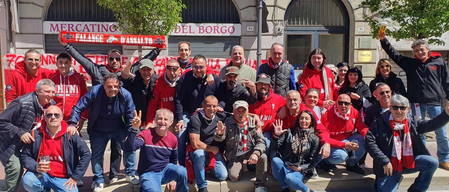 Tifosi del Rimini festeggiano i 70 anni di Rolando Bonsi con pranzo e corteo verso lo stadio, omaggiando la sua passione e fedeltà al club.