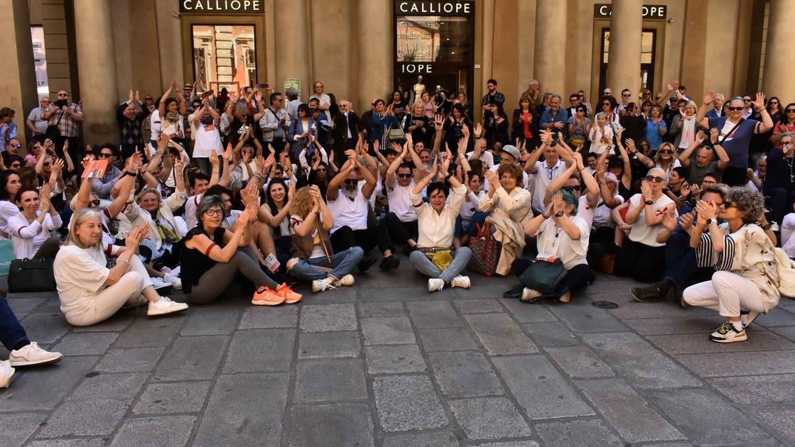 Sit in silenzioso dei commercianti a Reggio Emilia: “Vogliamo un centro sicuro e bello”