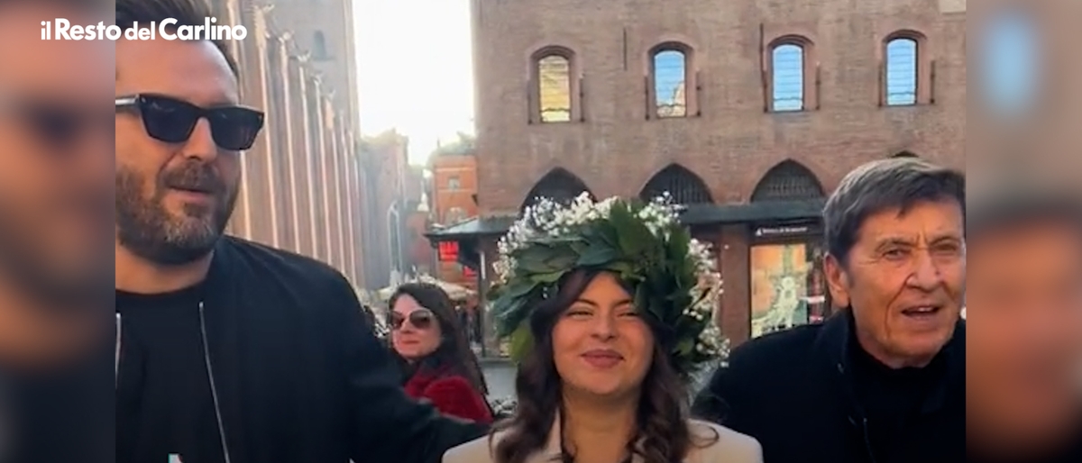 Laurea a Bologna con sorpresa: per la foto arrivano Cesare Cremonini e Gianni Morandi. "Giuro che mi hanno fermato loro”