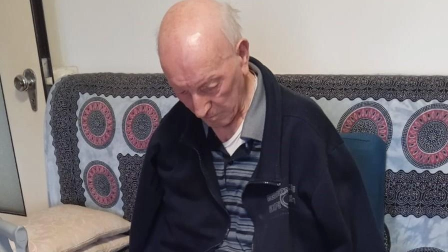 Il nipote Giovanni, 72 anni: "Lo zio non riesce a entrare in una casa di riposo: e i soldi non bastano più" .