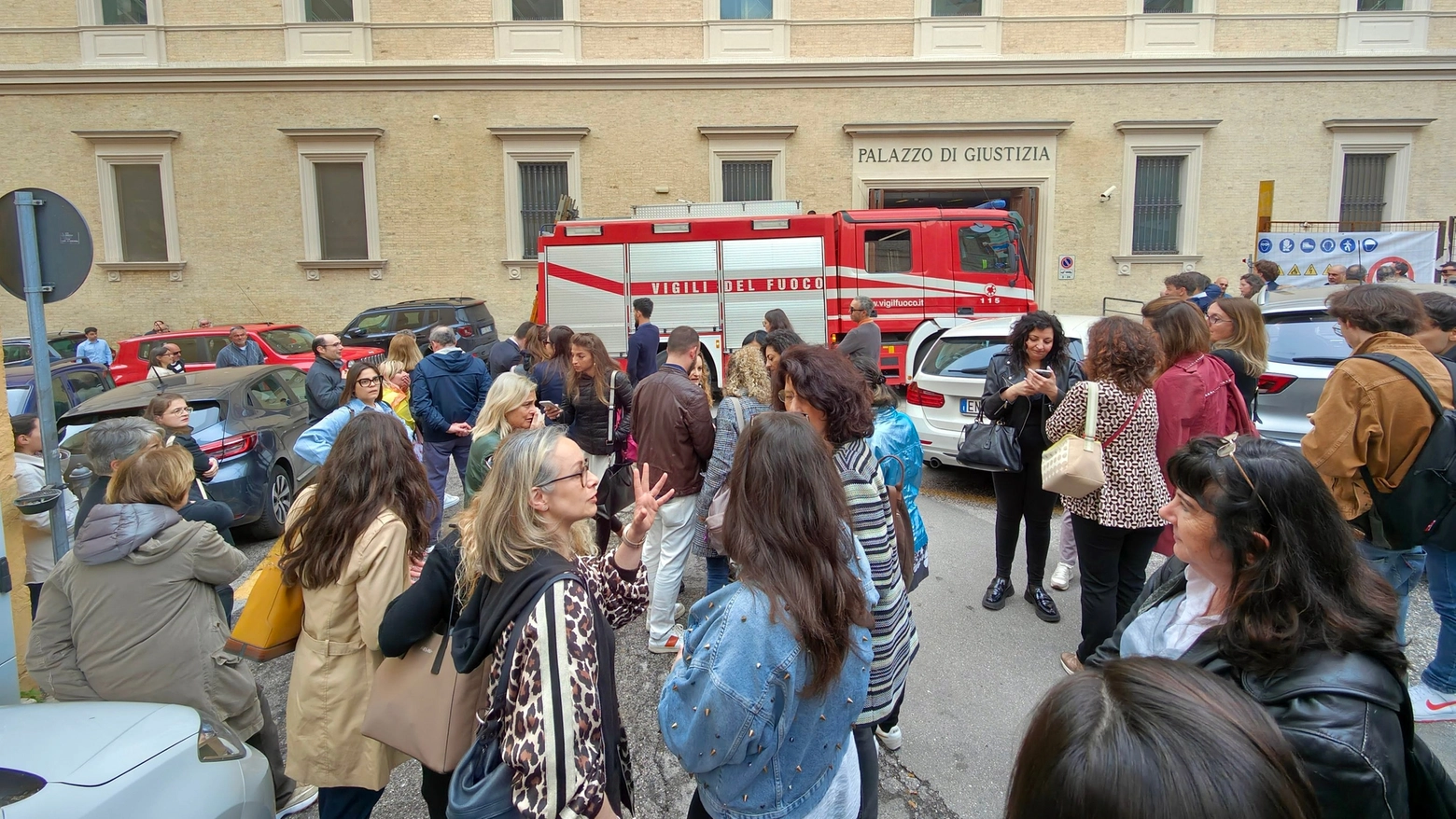 Principio di incendio in tribunale ad Ancona, tutti fuori (foto Emma)