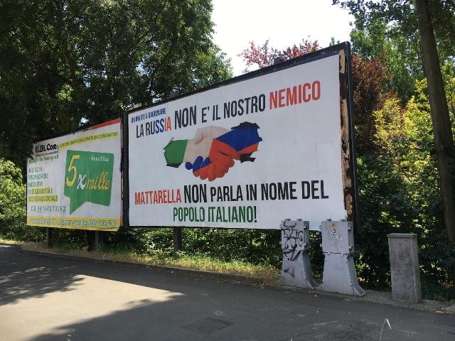 Manifesti filorussi a Modena, attacco a Mattarella. Il sindaco valuta la rimozione Manifesti filorussi a Modena, attacco a Mattarella. Il sindaco valuta la rimozione