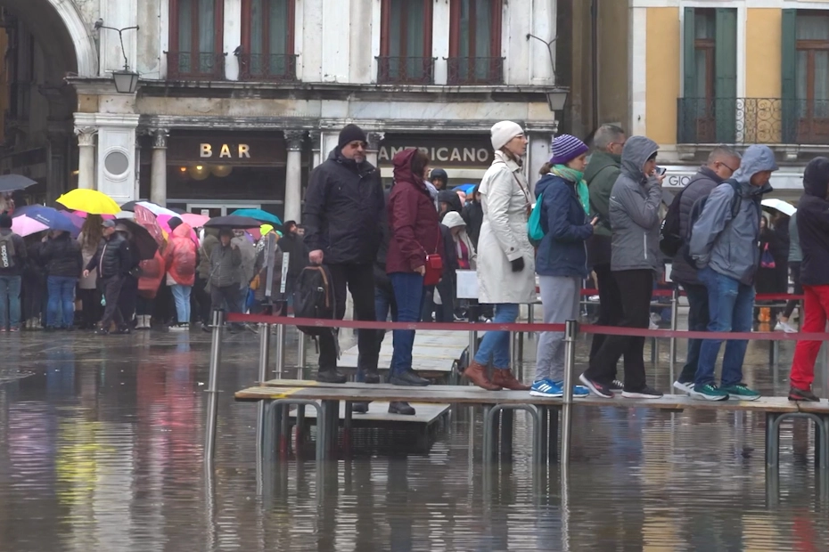 Turisti in fila sulle passerelle di piazza San Marco a Venezia