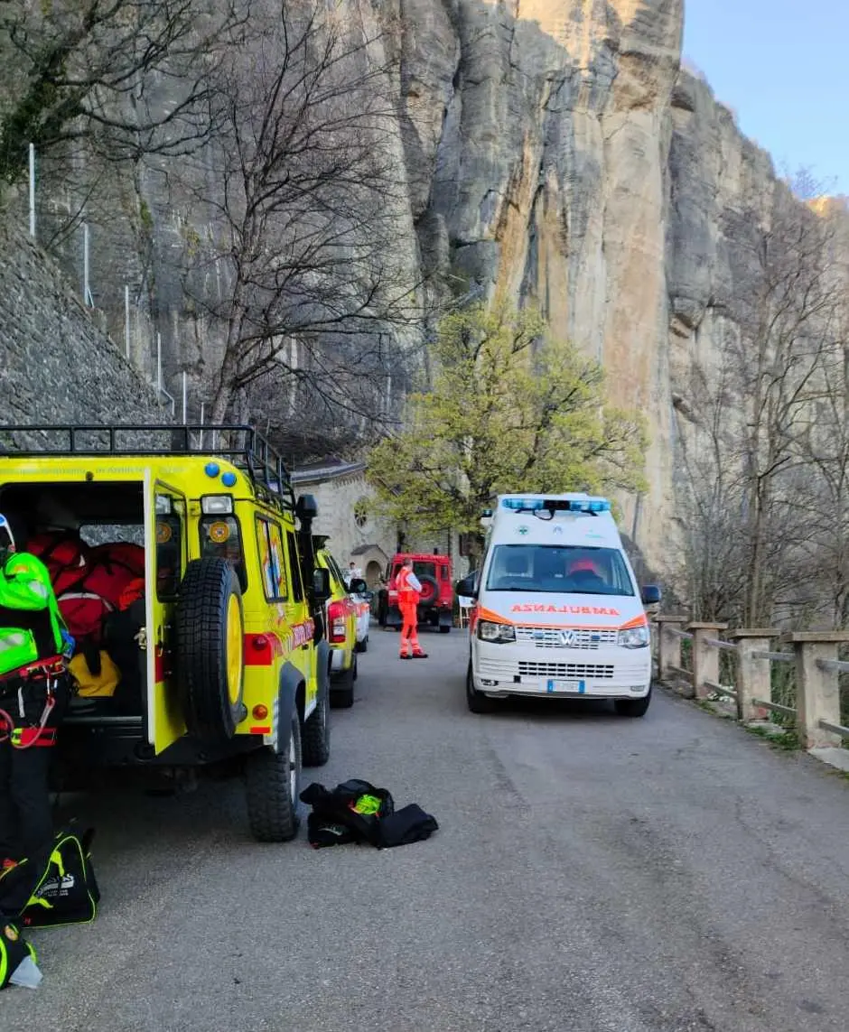 Scalatore precipita per alcuni metri e sbatte contro la parete della Pietra