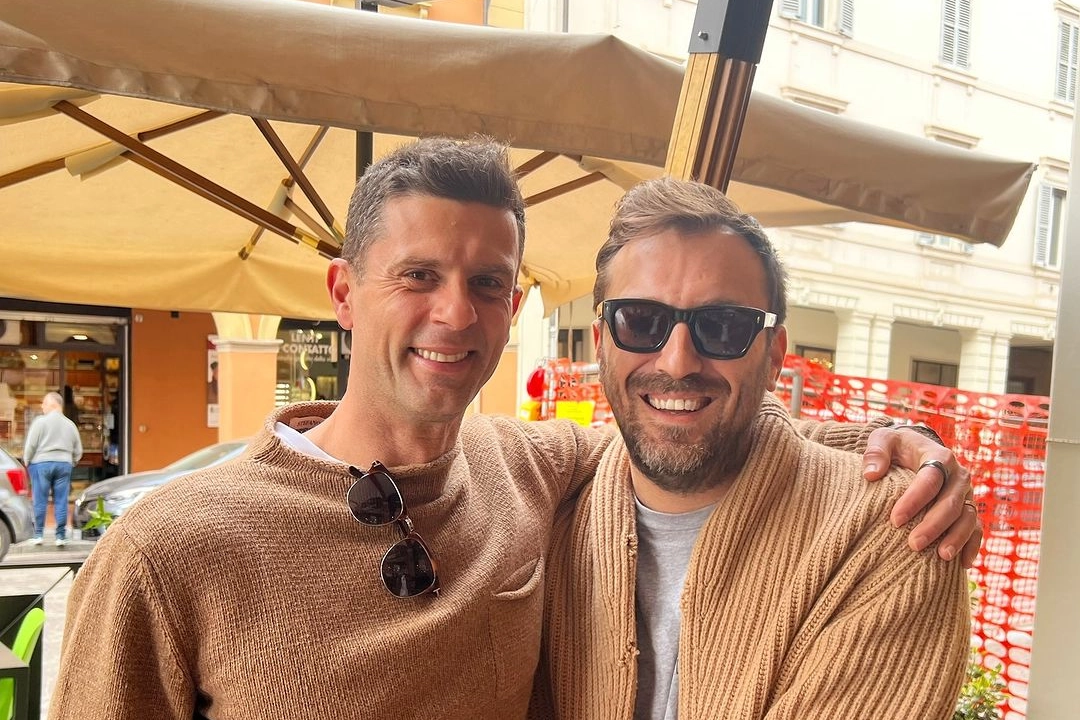 Thiago Motta e Cesare Cremonini in centro a Bologna (foto da Instagram)