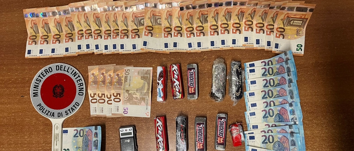 Nascondeva l'hashish nelle confezioni degli snack: arrestato un 34enne