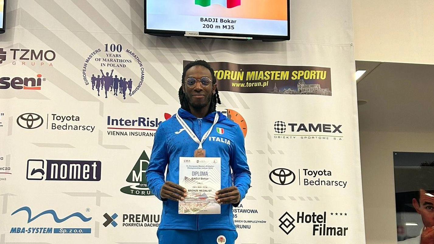 Il velocista Bokar Badji ha conquistato un bronzo nei 200 metri ai campionati continentali master M35 di Torun, Polonia. Originario del Senegal ma italiano di nascita, ha dato il massimo in gara. Adesso si prepara per la staffetta con la squadra azzurra.