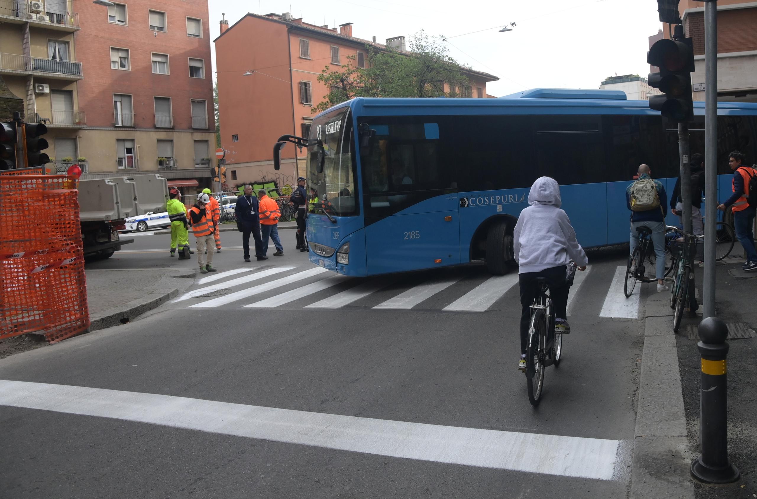 Caos traffico in centro a Bologna: chiuso l’incrocio di via Riva Reno