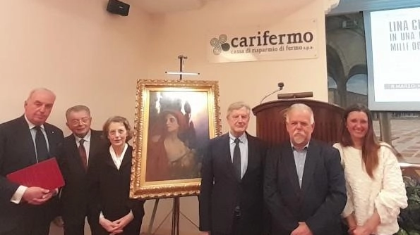 Si è svolto a Fermo l'incontro "Lina Ciucci: in una donna, mille donne" per celebrare Adolfo De Carolis. Autorità e familiari hanno ricordato l'artista e la sua musa, concludendo con un aperitivo offerto dalla Distilleria Varnelli.