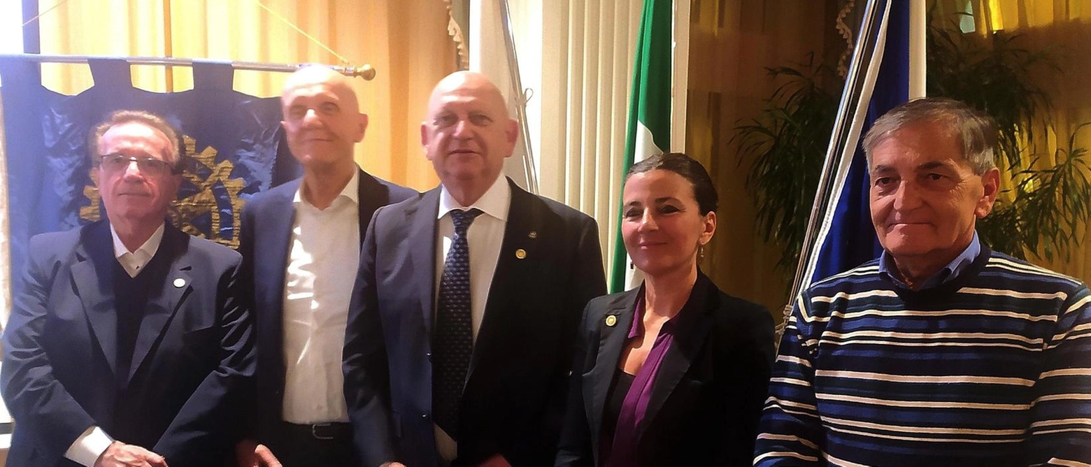 Il Rotary Club Cesena ha premiato quattro personalità locali al Grand Hotel Da Vinci di Cesenatico con il Paul Harris Fellow per il loro impegno nella solidarietà, cultura e imprenditoria.