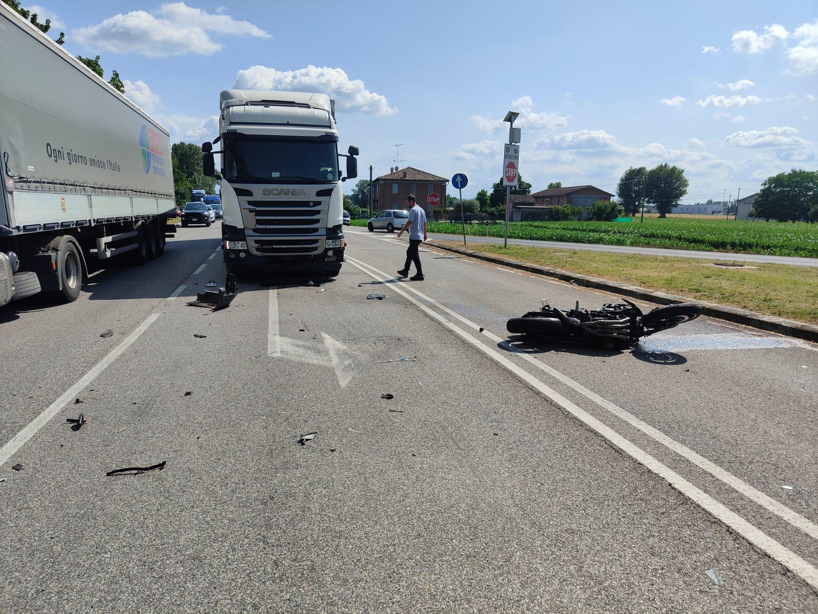 In moto contro un tir, gravissimo incidente: 23enne in Rianimazione In moto contro un tir, gravissimo incidente: 23enne in Rianimazione