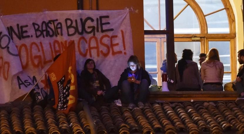 Attivisti sul da Ilrestodelcarlino.it Attivisti sul tetto del Comune di Bologna tutti prosciolti